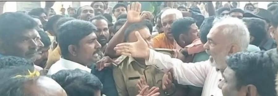 ಹಾಸನ ಜಿಲ್ಲೆಯ ರಾಮನಾಥಪುರದ ತಂಬಾಕು ಹರಾಜು ಮಾರುಕಟ್ಟೆಯಲ್ಲಿ ಸೋಮವಾರ ಶಾಸಕ ಎ.ಮಂಜು ಹಾಗೂ ಕಾಂಗ್ರೆಸ್ ಮುಖಂಡ ಶ್ರೀಧರಗೌಡ ಮಧ್ಯೆ ಮಾತಿನ ಚಕಮಕಿ ನಡೆಯಿತು.