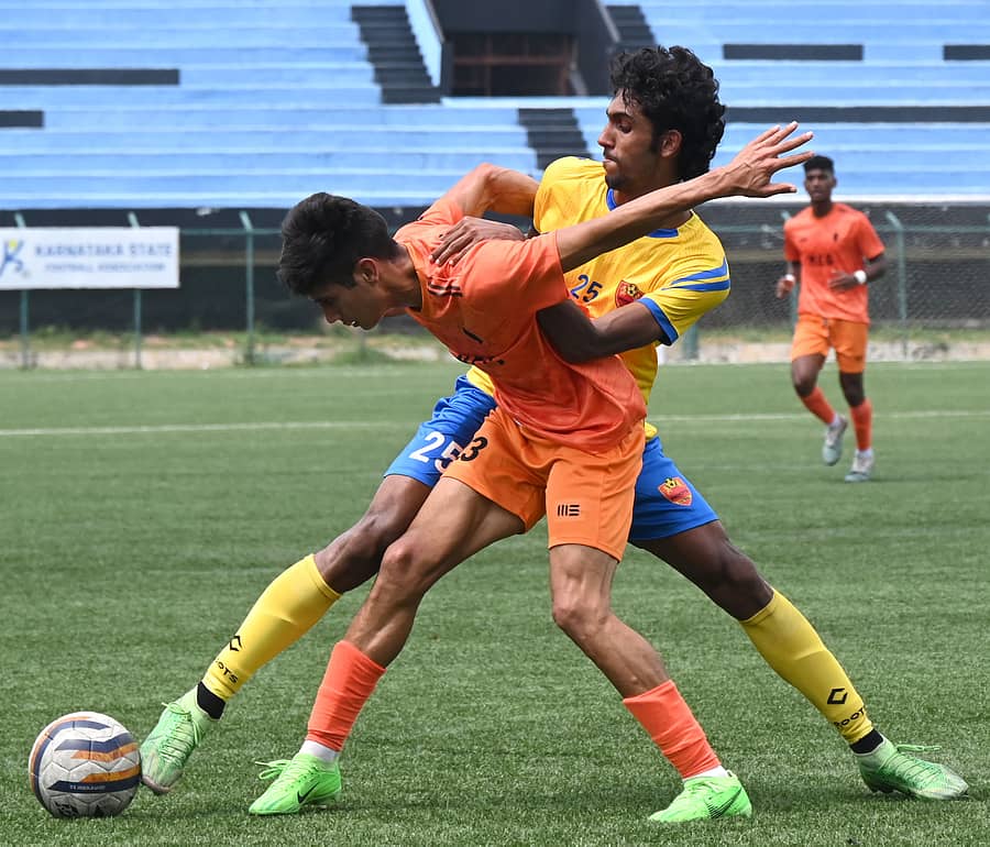 <div class="paragraphs"><p>ಎಂಇಜಿ ತಂಡದ ಅಜೇಂದ್ರ ಸಿಂಗ್ (ಕಿತ್ತಳೆ) ಮತ್ತು ರೂಟ್ಸ್ ಫುಟ್ಬಾಲ್ ಕ್ಲಬ್ನ ಟಿಕ್ಕಂ ಧರಣೇಶ್ವರ ರೆಡ್ಡಿ (ಹಳದಿ) ಚೆಂಡಿಗಾಗಿ ಸೆಣಸಾಟ ನಡೆಸಿದರು </p></div>