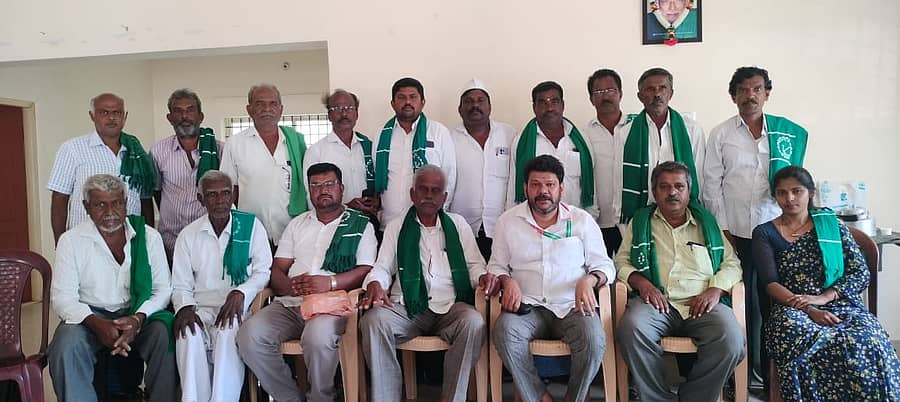 ರಾಮನಗರದ ರೈತ ಭವನದಲ್ಲಿ ಮಂಗಳವಾರ ನಡೆದ ಸಭೆಯಲ್ಲಿ ಭಾಗವಹಿಸಿದ್ದ ರೈತಸಂಘದ ಪದಾಧಿಕಾರಿಗಳು. ಬೆಂಗಳೂರು ವಿಭಾಗೀಯ ಉಪಾಧ್ಯಕ್ಷ ಕೆ. ಮಲ್ಲಯ್ಯ, ಯುವ ಘಟಕದ ಚೀಲೂರು ಮುನಿರಾಜು, ಜಯ ಕರ್ನಾಟಕ ಜನಪರ ಸಂಘಟನೆಯ ಕುಮಾರಸ್ವಾಮಿ ಹಾಗೂ ಇತರರು ಇದ್ದಾರೆ