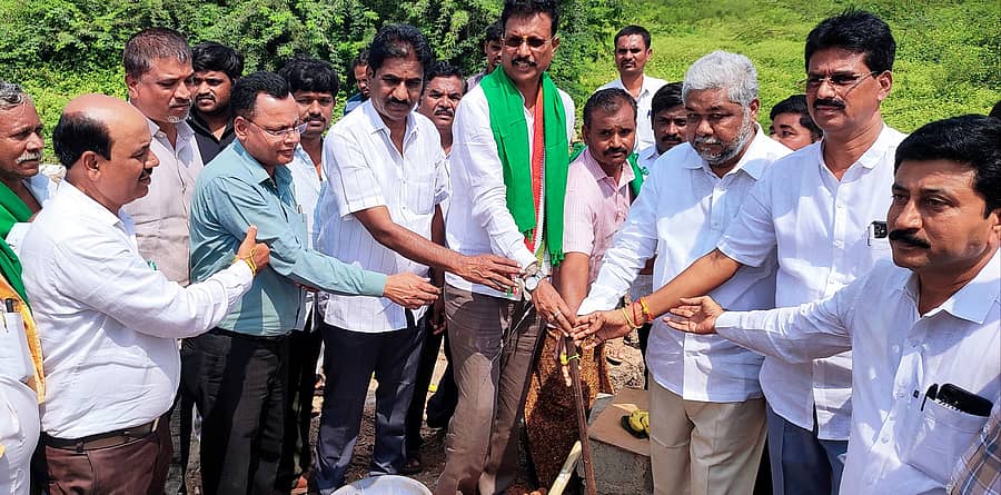 ತೋರಣಗಲ್ಲು ಗ್ರಾಮದಲ್ಲಿ ಸಂಸದ ಇ.ತುಕಾರಾಂ ಅವರು ನೂತನ ರೈತ ಸಂಪರ್ಕ ಕೇಂದ್ರದ ಕಟ್ಟಡದ ಕಾಮಗಾರಿಗೆ ಭೂಮಿ ಪೂಜೆ ನೆರವೇರಿಸಿದರು