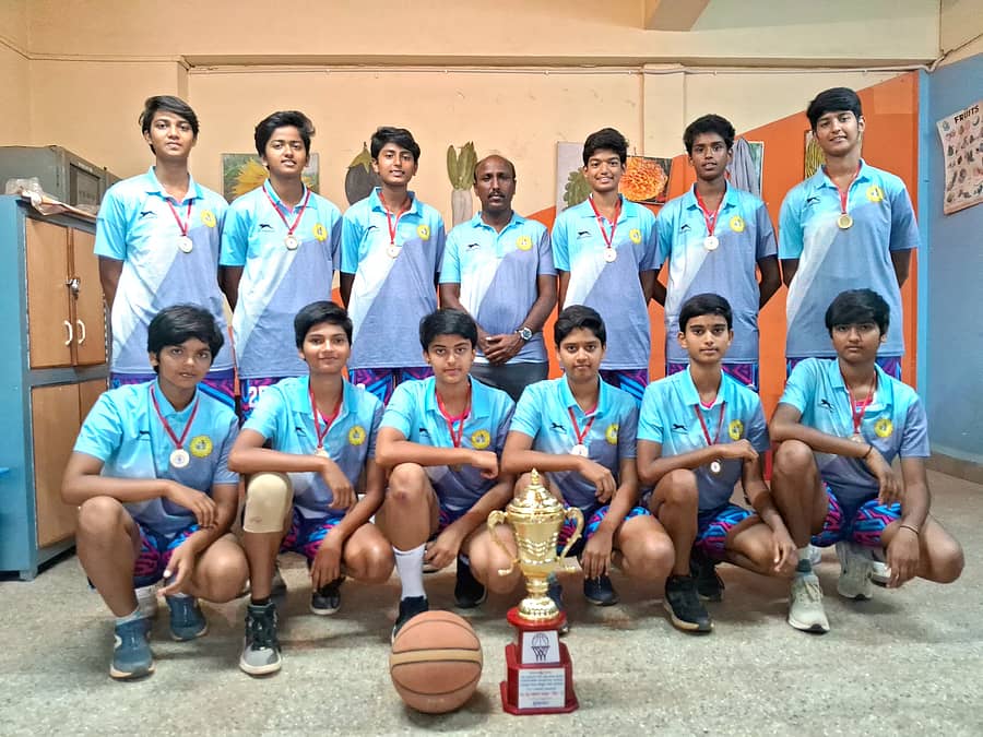 <div class="paragraphs"><p>ಪ್ರಶಸ್ತಿ ವಿಜೇತ ವಿದ್ಯಾನಗರ ಡಿವೈಇಎಸ್ ಕ್ರೀಡಾ ವಸತಿ ಶಾಲಾ ಬಾಲಕಿಯರ ತಂಡ. (ನಿಂತವರು) ಎಡದಿಂದ: ಧನ್ಯಾ ಎಚ್.ಕೆ, ವೈಷ್ಣವಿ, ಇಶಿತಾ ಗೌಡ, ಕೋಚ್ ಸತ್ಯನಾರಾಯಣ, ಎಂ.ಆರ್. ಶೀತಲ್, ನಿರೀಕ್ಷಾ ಬಿ.ಸಿ, ಶ್ರೇಯಾ ಆರ್. ಗೌಡ (ಕುಳಿತವರು) ವರ್ಷಿಣಿ ಯು, ಚೈತ್ರಾ ರಾಮನಾಯಕ್, ವಿಭಾ ಎಸ್.ಎಂ, ಸಮೀಕ್ಷಾ ಎನ್. ಬಡಿಗೇರ್, ಶ್ರೇಯಾ ಮೈಲಾರಿ ಕರಾಡೆ, ಅರುಣಾ ಪಿ. ಮುದರ್</p></div>