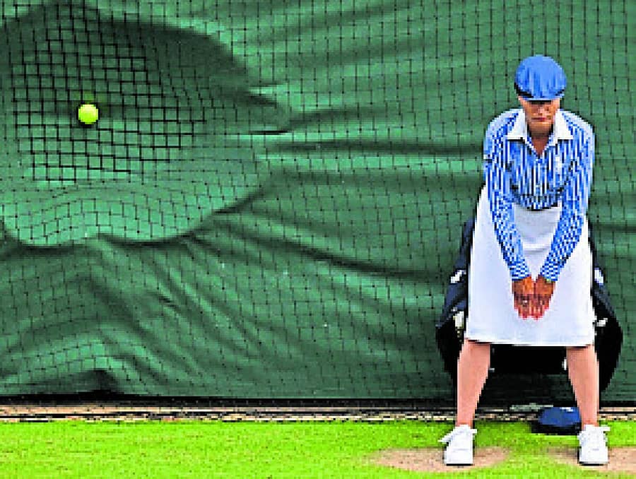 <div class="paragraphs"><p>ವಿಂಬಲ್ಡನ್ ಅಂಗಳದಲ್ಲಿ ಲೈನ್ ಅಂಪೈರ್</p></div>