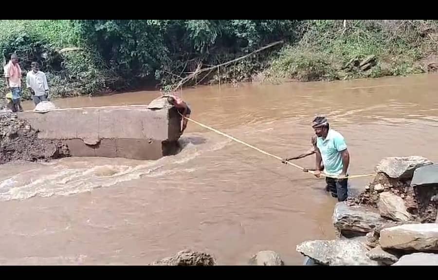 ಅಳ್ನಾವರ ಸಮೀಪದ ಬಾಲಗೇರಿ ಗ್ರಾಮದ ಹತ್ತಿರ ಡೌಗಿ ನಾಲಾದ ಕಿರು ಸೇತುವೆ ಕೊಚ್ಚಿ ಹೋಗಿದ್ದರಿಂದ ಹಗ್ಗದ ಸಹಾಯದಿಂದ ರೈತರು ದಡ ಸೇರಿದರು