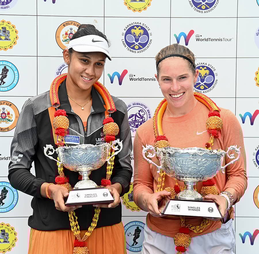 ಮೈಸೂರು ಓಪನ್ ಟೆನಿಸ್ ಟೂರ್ನಿಯ ರನ್ನರ್ ಅಪ್ ಬಿ.ಆರ್. ಶ್ರೀವಲ್ಲಿ (ಎಡ) ಹಾಗೂ ಚಾಂಪಿಯನ್ ಜೆಸ್ಸಿ ಆ್ಯನಿ ಟ್ರೋಫಿಯೊಂದಿಗೆ –ಪ್ರಜಾವಾಣಿ ಚಿತ್ರ/ಅನೂಪ್ ರಾಘ.ಟಿ.
