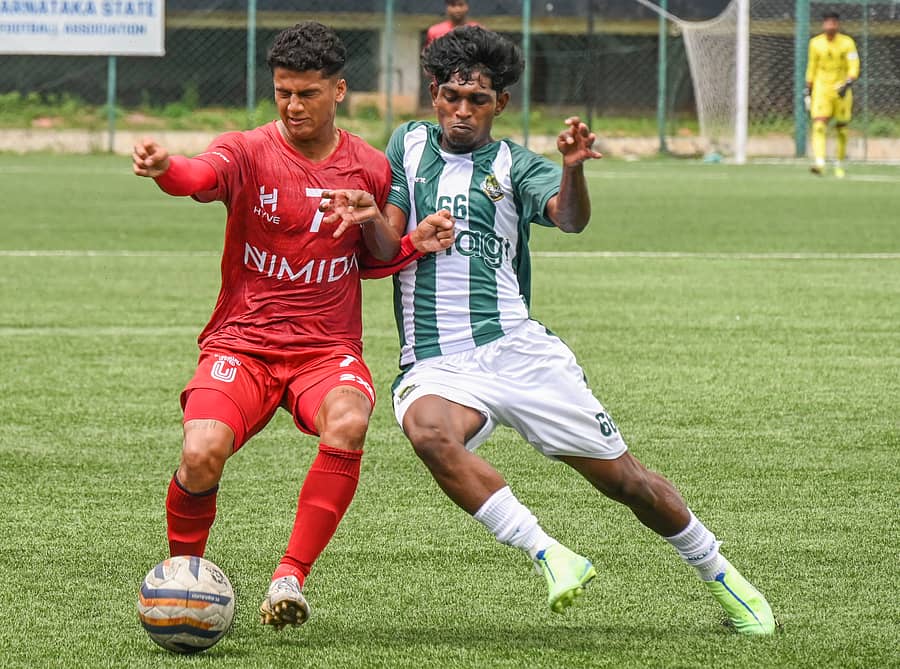 ಬೆಂಗಳೂರು ಯುನೈಟೆಡ್ನ ರಿಷಭ್ ಡೊಬ್ರಿಯಾಲ್ (ಎಡ) ಮತ್ತು ಕಿಕ್ಸ್ಟಾರ್ಟ್ನ ಹೆಬಿ ಸಿ. (ಬಲ) ಅವರು ಚೆಂಡಿಗಾಗಿ ಪೈಪೋಟಿ ನಡೆಸಿದರು –ಪ್ರಜಾವಾಣಿ ಚಿತ್ರ/ಎಸ್.ಕೆ. ದಿನೇಶ್