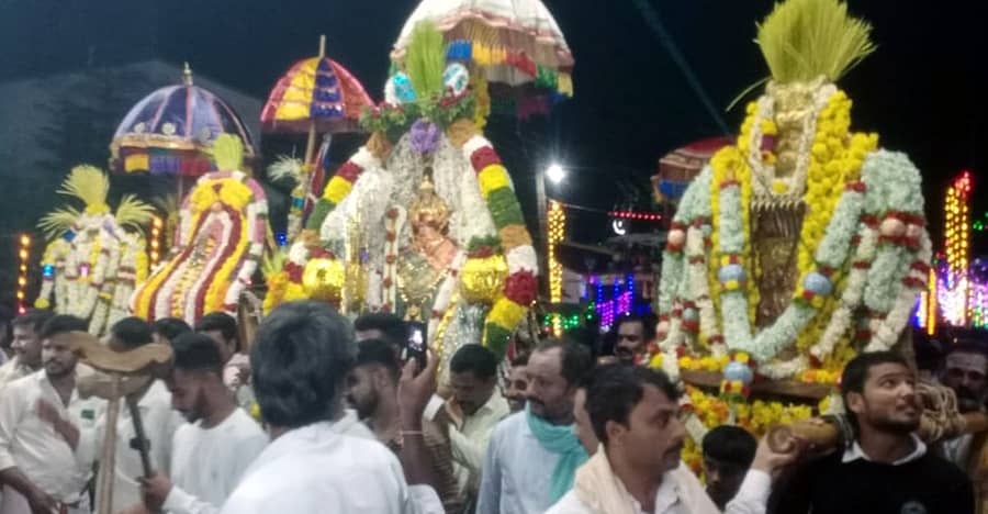 ಯಳಂದೂರು ತಾಲ್ಲೂಕಿನ ಹೊನ್ನೂರು ಗ್ರಾಮದಲ್ಲಿ ಶನಿವಾರ ತಡರಾತ್ರಿ ಚಾಮುಂಡೇಶ್ವರಿ, ಬಸವೇಶ್ವರ, ವೀರಭದ್ರಶ್ವರ ಹಾಗೂ ಮಂಟೇಸ್ವಾಮಿ ದೇವರ ಉತ್ಸವ ಮೂರ್ತಿಗೆ ಭಕ್ತರು ಪುಷ್ಪಾರ್ಚನೆ ನೆರವೇರಿಸಿದರು