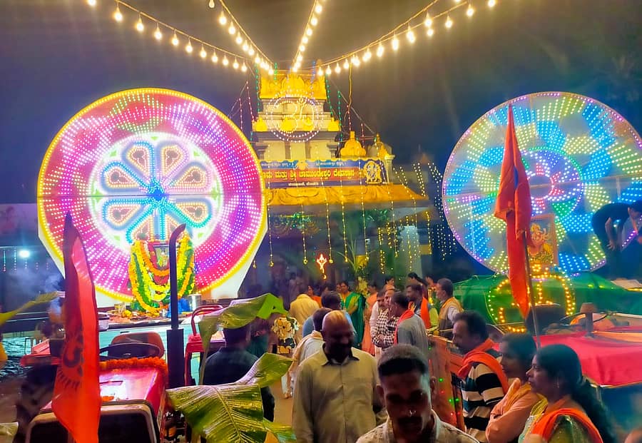 ಸುಂಟಿಕೊಪ್ಪ ಸಮೀಪದ ಕಂಬಿಬಾಣೆ ಶ್ರೀರಾಮ ಮತ್ತು ಚಾಮುಂಡೇಶ್ವರಿ ದೇವಸ್ಥಾನ ಸಮಿತಿಯಿಂದ ದಸರಾ ಮತ್ತು ವಿಜಯದಶಮಿ ಉತ್ಸವದ ಅಂಗವಾಗಿ ಶನಿವಾರ ರಾತ್ರಿ ಶೋಭಾಯಾತ್ರೆ ನಡೆಯಿತು