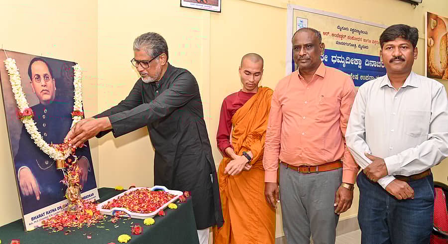 ಮೈಸೂರು ವಿಶ್ವವಿದ್ಯಾಲಯದ ಬಿ.ಆರ್.ಅಂಬೇಡ್ಕರ್ ಸಂಶೋಧನಾ ಹಾಗೂ ವಿಸ್ತರಣ ಕೇಂದ್ರದಲ್ಲಿ ನಡೆದ ಧಮ್ಮದೀಕ್ಷಾ ದಿನಾಚರಣೆಯಲ್ಲಿ ಪ್ರೊ.ರಹಮತ್ ತರೀಕೆರೆ ಅವರು ಅಂಬೇಡ್ಕರ್ ಭಾವಚಿತ್ರಕ್ಕೆ ಪುಷ್ಪಾರ್ಚನೆ ಮಾಡಿದರು. ಭಂತೇ ನೀಲು ಇಂಜಾಂಗ್, ಪ್ರೊ.ಜೆ.ಸೋಮಶೇಖರ್, ಪ್ರೊ.ನರೇಂದ್ರ ಕುಮಾರ್ ಪಾಲ್ಗೊಂಡಿದ್ದರು– ಪ್ರಜಾವಾಣಿ ಚಿತ್ರ