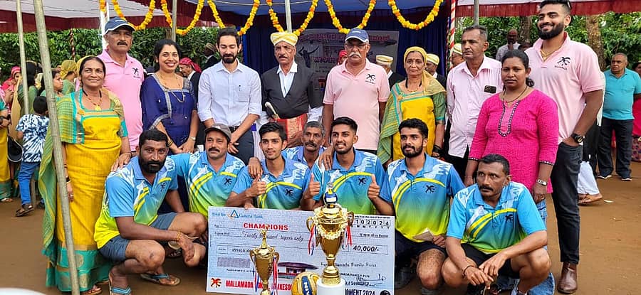 ಗೋಣಿಕೊಪ್ಪಲು ಬಳಿಯ ಬೆಕ್ಕೆಸೊಡ್ಲೂರಿನಲ್ಲಿ ನಡೆದ ಮಲ್ಲಮಾಡ ಕುಟುಂಬದ ಕೊಡವ ಕೌಟುಂಬಿಕ ವಾಲಿಬಾಲ್ ಟೂರ್ನಿಯಲ್ಲಿ ಜಯಗಳಿಸಿದ ಮಂಡುವಂಡ ತಂಡ ಪ್ರಶಸ್ತಿಯೊಂದಿಗೆ ಗೆಲುವಿನ ನಗೆ ಬೀರಿತು