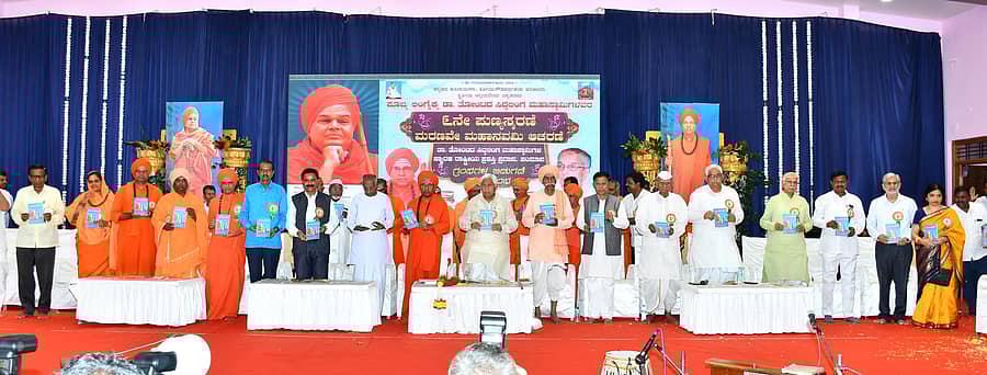 ಗದಗ ನಗರದ ತೋಂಟದಾರ್ಯ ಮಠದಲ್ಲಿ ನಡೆದ ಸಿದ್ಧಲಿಂಗ ಶ್ರೀಗಳ ಆರನೇ ಪುಣ್ಯಸ್ಮರಣೆ ಕಾರ್ಯಕ್ರಮದಲ್ಲಿ ಪ್ರೊ.ಶಿವಾನಂದ ಪಟ್ಟಣಶೆಟ್ಟಿ ಅವರು ರಚಿಸಿದ `ಶ್ರೀ ತೋಂಟದ ಸಿದ್ಧಲಿಂಗ ಮಹಾಸ್ವಾಮಿಗಳವರ ದುಬೈ ಭೇಟಿಯ ನೆನಪುಗಳು’ ಹಾಗೂ ಡಾ.ಲಕ್ಷ್ಮಣ ಕೌಂಠೆ ರಚಿಸಿದ `ಶ್ರೀ ಚನ್ನಬಸವ ಸ್ವಾಮಿಗಳು’ ಗ್ರಂಥಗಳನ್ನು ಬಿಡುಗಡೆ ಮಾಡಲಾಯಿತು