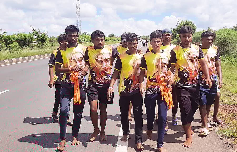 ಬಸವಕಲ್ಯಾಣ ತಾಲ್ಲೂಕಿನ ಚಂಡಕಾಪುರ ಹತ್ತಿರದ ರಾಷ್ಟ್ರೀಯ ಹೆದ್ದಾರಿಯಿಂದ ತುಳಜಾಪುರ ದೇವಿ ದರ್ಶನಕ್ಕೆ ಪಾದಯಾತ್ರೆ ಕೈಗೊಂಡಿರುವ ಯುವಕರು
