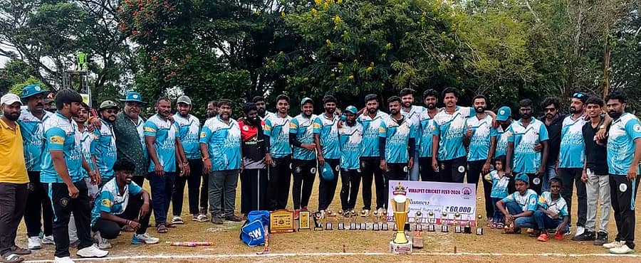 ವಿರಾಜಪೇಟೆಯಲ್ಲಿ ಸೋಮವಾರ ನಡೆದ ವಿರಾಜಪೇಟೆ ಕ್ರಿಕೇಟ್ ಉತ್ಸವದಲ್ಲಿ (ವಿ.ಸಿ.ಎಫ್) ಲೀಲಾಕಾನ್ ಮಿಸ್ಟಿಲ್ಯಾಂಡ್ ತಂಡವು ರನ್ನರ್ ಅಫ್ ಪ್ರಶಸ್ತಿಯನ್ನು ಪಡೆದುಕೊಂಡಿತು.