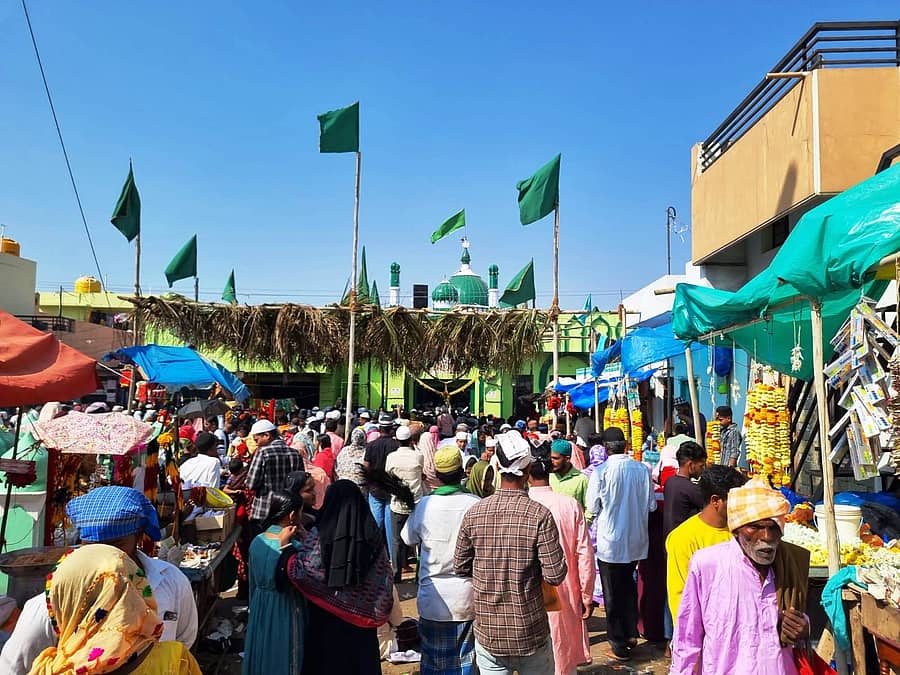 ಶಿರಹಟ್ಟಿಯ ಹಜರತ್ ಮೆಹಬೂಬ ಸುಬಾನಿ ಉರುಸ್ ಅಂವಾಗಿ ಮಂಗಳವಾರ ನಡೆದ ತವಾಫ್ನಲ್ಲಿ ಭಕ್ತರು ಪಾಲ್ಗೊಂಡಿದ್ದರು