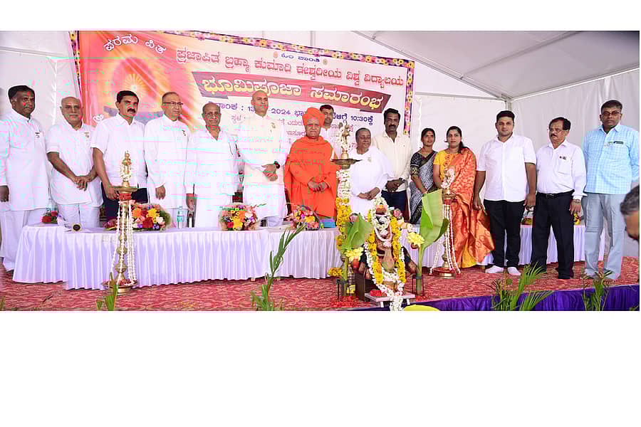 ಹುಣಸೂರು ನಗರದ ಬೈಪಾಸ್ ರಸ್ತೆಯಲ್ಲಿ ಬ್ರಹ್ಮಕುಮಾರಿ ಈಶ್ವರೀಯ ವಿಶ್ವವಿದ್ಯಾಲಯ ಕೇಂದ್ರದ ನೂತನ ಕಟ್ಟಡದ ಭೂಮಿ ಪೂಜೆ ಕಾರ್ಯಕ್ರಮವನ್ನು ಕೇಂದ್ರದ ಉಪವಲಯದ ಸಂಚಾಲಕರಾದ ಲಕ್ಷ್ಮಿ ಬೆಹನ್, ನಟರಾಜ ಸ್ವಾಮೀಜಿ ನೆರವೇರಿಸಿದರು