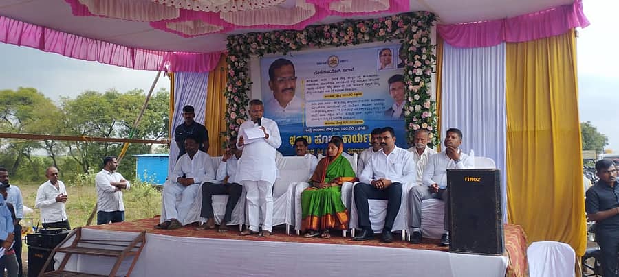 ಮುಧೋಳದಲ್ಲಿ ಬಬಲೇಶ್ವರ ಯರಗಟ್ಟಿ ರಾಜ್ಯ ಹೆದ್ದಾರಿ ಬೈಪಾಸ್ ರಸ್ತೆ ಸುಧಾರಣೆ ಕಾಮಗಾರಿಗೆ ಉಸ್ತುವಾರಿ ಸಚಿವ ಆರ್.ಬಿ. ತಿಮ್ಮಾಪುರ ಭೂಮಿಪೂಜೆ ನೆರವೇರಿಸಿದರು