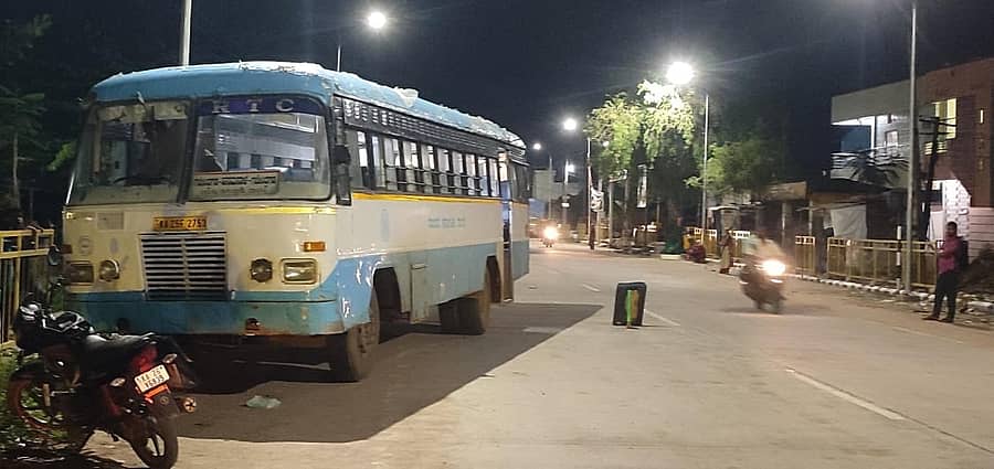 ಗಜೇಂದ್ರಗಡ ಸಮೀಪದ ರಾಜೂರ ಗ್ರಾಮದಲ್ಲಿ ಸಾರಿಗೆ ಸಂಸ್ಥೆಯ ಬಸ್‌ ಸ್ಟೇರಿಂಗ್‌ ಕಟ್‌ ಆಗಿ ರಸ್ತೆ ಬದಿ ನಿಂತಿತ್ತು