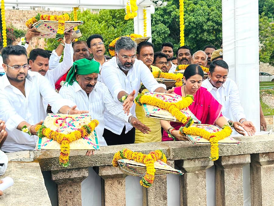 <div class="paragraphs"><p>ಸವದತ್ತಿ ತಾಲ್ಲೂಕಿನ ನವಿಲುತೀರ್ಥ ಜಲಾಶಯದಲ್ಲಿ ಸಚಿವೆ ಲಕ್ಷ್ಮಿ ಹೆಬ್ಬಾಳಕರ, ಶಾಸಕರಾದ ಎನ್‌.ಎಚ್‌.ಕೋನರೆಡ್ಡಿ, ವಿಶ್ವಾಸ ವೈದ್ಯ ಮತ್ತು ಬಿ.ಬಿ.ಚಿಮ್ಮನಕಟ್ಟಿ ಅವರು ಬಾಗಿನ ಅರ್ಪಿಸಿದರು</p></div>