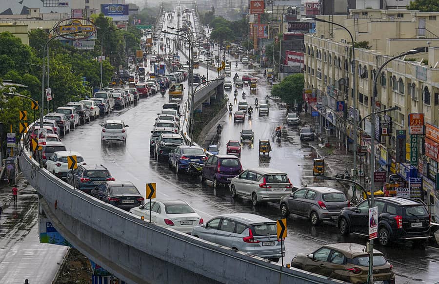 <div class="paragraphs"><p>ಚೆನ್ನೈ: ಮಳೆ ಹಿನ್ನೆಲೆಯಲ್ಲಿ ಫ್ಲೈ ಓವರ್ನಲ್ಲೇ ಕಾರುಗಳನ್ನು ಪಾರ್ಕ್ ಮಾಡಿರುವ ದೃಶ್ಯ</p></div>