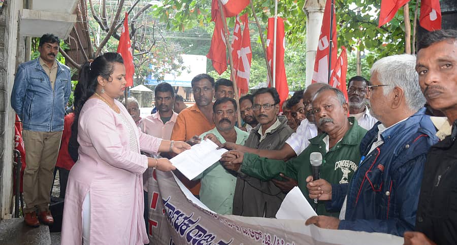 <div class="paragraphs"><p>ತುಮಕೂರಿನ&nbsp;ಕಾರ್ಮಿಕ ಇಲಾಖೆ ಕಚೇರಿ ಮುಂಭಾಗ ಬುಧವಾರ ಕಟ್ಟಡ ಮತ್ತು ಇತರೆ ನಿರ್ಮಾಣ ಕಾರ್ಮಿಕರ ಫೆಡರೇಷನ್‌ (ಸಿಐಟಿಯು) ವತಿಯಿಂದ ವಿವಿಧ ಬೇಡಿಕೆಗಳ ಈಡೇರಿಕೆಗೆ ಆಗ್ರಹಿಸಿ ಕಾರ್ಮಿಕ ಅಧಿಕಾರಿ ಕೆ.ತೇಜಾವತಿ ಅವರಿಗೆ ಮನವಿ ಸಲ್ಲಿಸಲಾಯಿತು.&nbsp;</p></div>