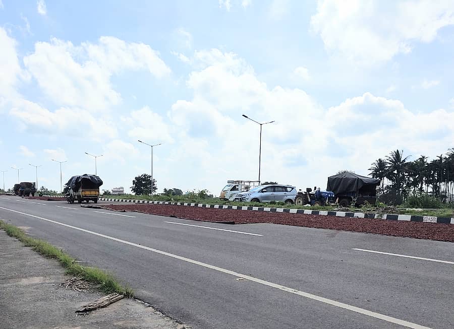 ಗುಬ್ಬಿ ಹೊರವಲಯದಲ್ಲಿ ಹಾದು ಹೋಗಿರುವ ರಾಷ್ಟ್ರೀಯ ಹೆದ್ದಾರಿ ವರ್ತುಲ ರಸ್ತೆಯಲ್ಲಿ ರೈತರು ಅಡಿಕೆ ಒಣಗಿಸುತ್ತಿರುವುದು