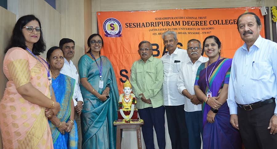 ಶರಣ ಸಾಹಿತ್ಯ ಪರಿಷತ್ತು ನಗರ ಘಟಕದಿಂದ ಶೇಷಾದ್ರಪುರಂ ಪದವಿ ಕಾಲೇಜಿನಲ್ಲಿ ಬುಧವಾರ ಆಯೋಜಿಸಿದ್ದ ದತ್ತಿ ಉಪನ್ಯಾಸ ಕಾರ್ಯಕ್ರಮವನ್ನು ಪ್ರೊ.ಓ.ಎಲ್. ನಾಗಭೂಷಣಸ್ವಾಮಿ ಉದ್ಘಾಟಿಸಿದರು