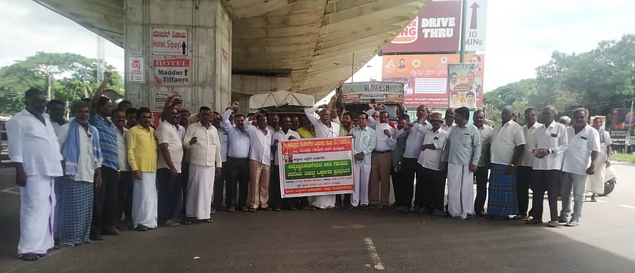 ಜಾತಿಗಣತಿ ಪ್ರಸ್ತಾವವನ್ನು ವಿರೋಧಿಸಿ ಪಟ್ಟಣದ ಐಬಿ ವೃತ್ತದಲ್ಲಿ ಗುರುವಾರ ನಾಡಪ್ರಭು ಕೆಂಪೇಗೌಡ ಒಕ್ಕಲಿಗರ ಸಂಘ ಹಾಗೂ ಚುಂಚಶ್ರೀ ಬಳಗದದಿಂದ ಗುರುವಾರ ರಸ್ತೆಯಲ್ಲಿ ವಾಹನಗಳನ್ನು ತಡೆದು ಪ್ರತಿಭಟಿಸಲಾಯಿತು