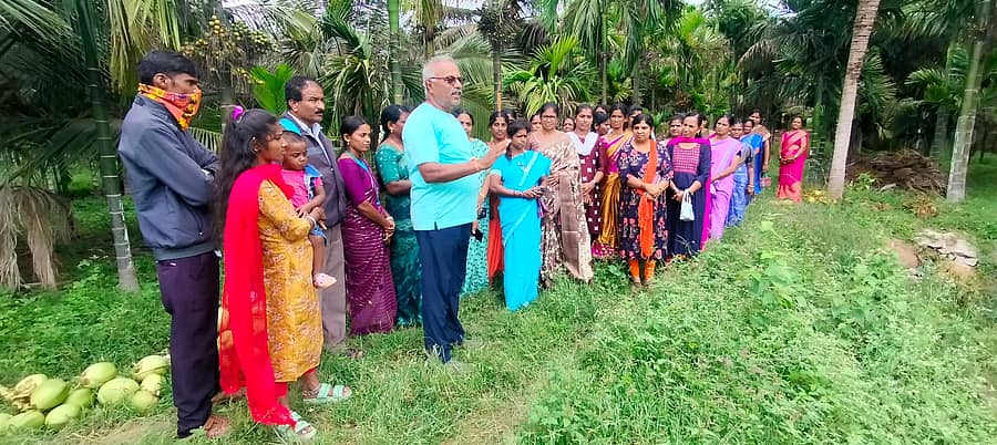 ಕನಕಪುರ ಕೆರಳಾಳುಸಂದ್ರ ಗ್ರಾಮದಲ್ಲಿ ಪ್ರವಾಸಕ್ಕೆಂದು ಬಂದಿರುವ ರೈತ ಮಹಿಳೆಯರಿಗೆ ಪ್ರಗತಿಪರ ರೈತ ಹೋಟೆಲ್ ನಾಗರಾಜು ತೋಟದ ನಿರ್ವಹಣೆ ಮತ್ತು ಅಡಕೆ ಬೇಸಾಯದ ಬಗ್ಗೆ ತಿಳಿಸಿಕೊಟ್ಟರು