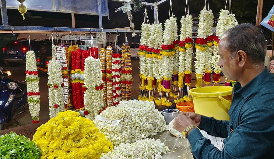 ಚಿಕ್ಕಮಗಳೂರಿನ ಬಸವನಹಳ್ಳಿ ರಸ್ತೆಯ ಹೂವಿನ ಅಂಗಡಿ