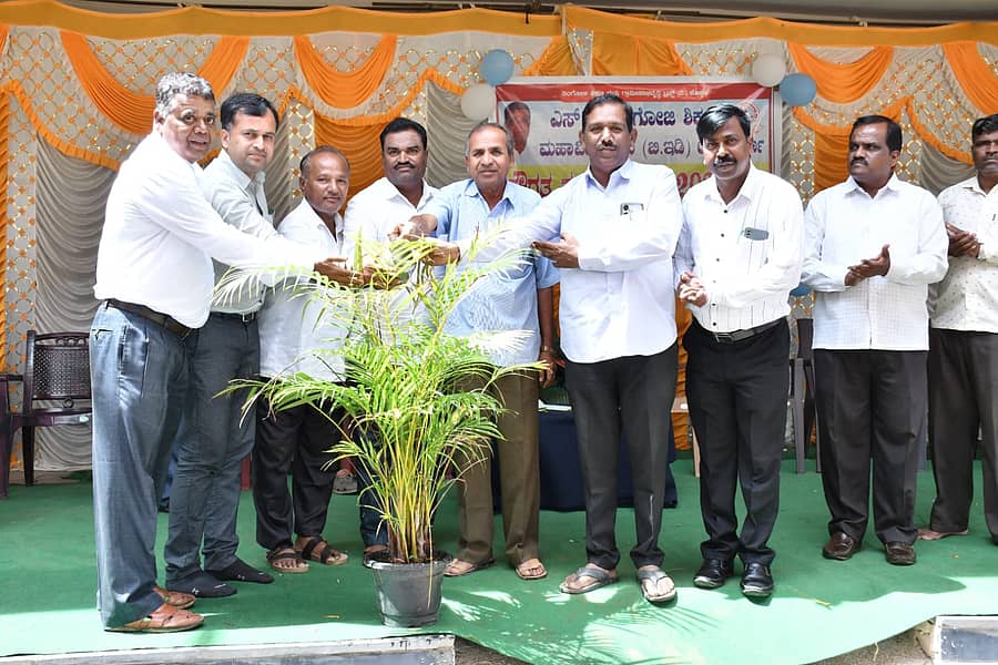 ಯಲಬುರ್ಗಾ ಪಟ್ಟಣದ ಎಸ್.ಎ.ನಿಂಗೋಜಿ ಬಿ.ಇಡ್ ಕಾಲೇಜಿನಲ್ಲಿ ಹಮ್ಮಿಕೊಂಡಿರುವ ಪೌರತ್ವ ತರಬೇತಿ ಕಾರ್ಯಕ್ರಮಕ್ಕೆ ಚಾಲನೆ ನೀಡಿದ ತಾ.ಪಂ ಇಒ ಸಂತೋಷ ಪಾಟೀಲ, ಅಪರ ಸರ್ಕಾರಿ ವಕೀಲ ಎಂ.ಎಸ್. ಪಾಟೀಲ, ಬಸವರಾಜ ಉಳ್ಳಾಗಡ್ಡಿ, ಶಶಿಕಾಂತ ನಿಂಗೋಜಿ, ವೀರಣ್ಣ ನಿಂಗೋಜಿ ಇತರರು ಇದ್ದರು