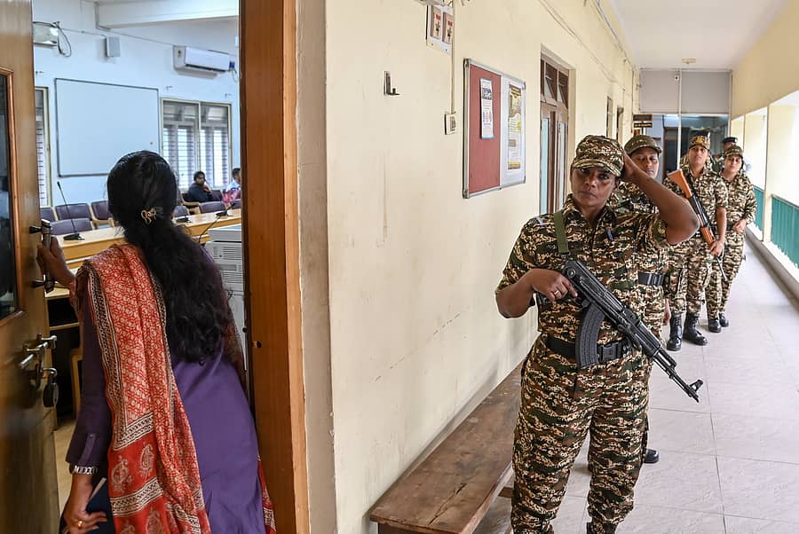 ಮುಡಾ ಕಚೇರಿ ಶೋಧ ಕಾರ್ಯ ನಡೆಸಿರುವ ಜಾರಿ ನಿರ್ದೇಶನಾಲಯದ (ಇ.ಡಿ) ಅಧಿಕಾರಿಗಳು, ಒಬ್ಬೊಬ್ಬರೇ ಸಿಬ್ಬಂದಿಯನ್ನು ಕರೆಸಿ ವಿಚಾರಣೆ ನಡೆಸಿದರು –ಪ್ರಜಾವಾಣಿ ಚಿತ್ರ