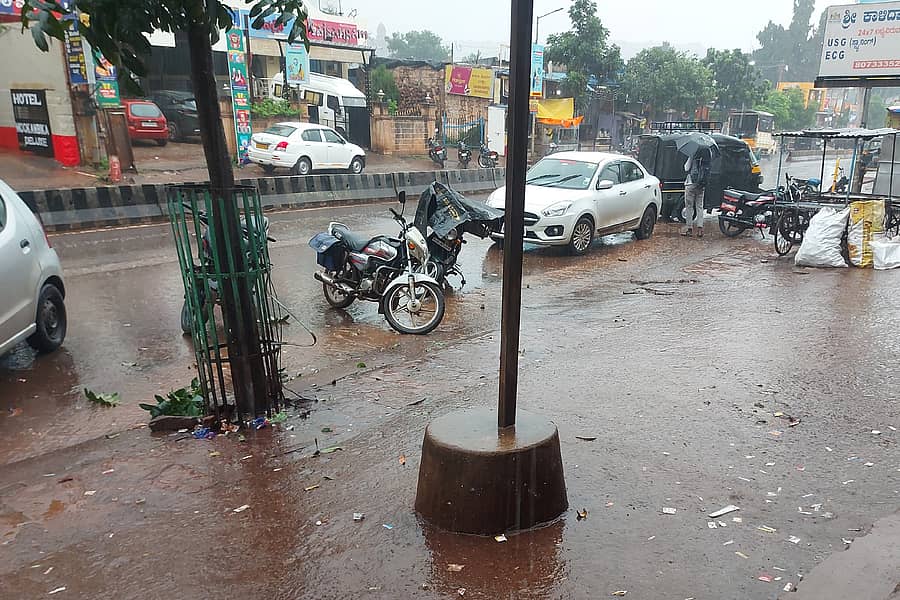 ಬಾದಾಮಿಯಲ್ಲಿ ಶುಕ್ರವಾರ ಸುರಿದ ರಭಸದ ಮಳೆಗೆ ರಸ್ತೆಯಲ್ಲಿ ನೀರು ಹರಿಯಿತು