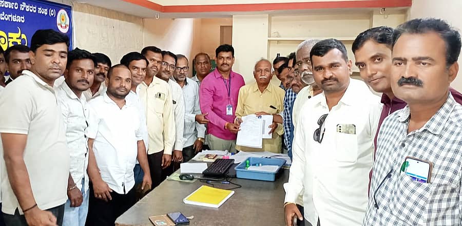 ಹೂವಿನಹಡಗಲಿ ರಾಜ್ಯ ಸರ್ಕಾರಿ ನೌಕರರ ಸಂಘದ ನಿರ್ದೇಶಕರ ಚುನಾವಣೆಗೆ ಅಭ್ಯರ್ಥಿಗಳು ಚುನಾವಣಾಧಿಕಾರಿ ಎಂ.ಪಿ.ಎಂ. ಪಕ್ಕೀರಗೌಡ ಅವರಿಗೆ ನಾಮಪತ್ರ ಸಲ್ಲಿಸಿದರು