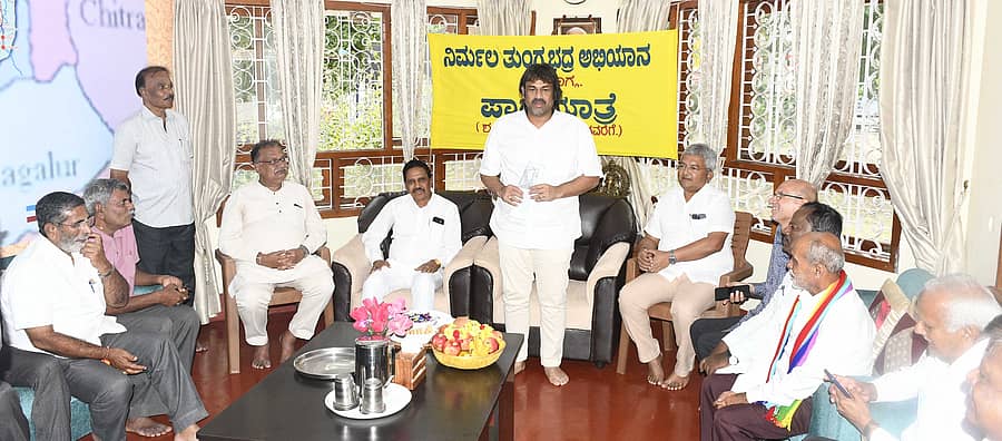 ಶಿವಮೊಗ್ಗದ ಹೊಯ್ಸಳ ಫೌಂಡೇಷನ್ನಲ್ಲಿ ಶನಿವಾರ ನಡೆದ ನಿರ್ಮಲ ತುಂಗಭದ್ರಾ ಅಭಿಯಾನದ ಸಭೆಯಲ್ಲಿ ಜಿಲ್ಲಾ ಉಸ್ತುವಾರಿ ಸಚಿವ ಮಧು ಬಂಗಾರಪ್ಪ ಮಾತನಾಡಿದರು