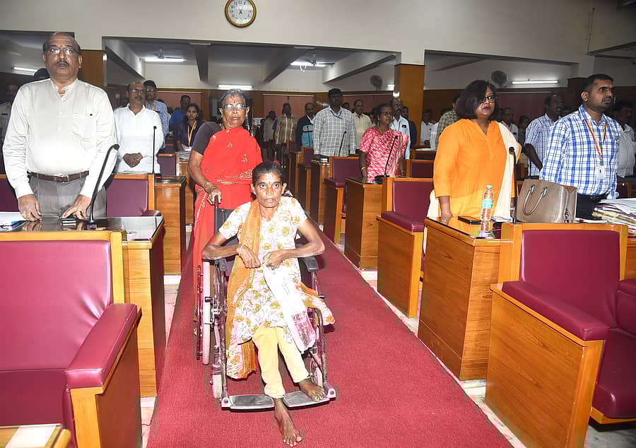 ತುಮಕೂರು ಜಿ.ಪಂ ಕಚೇರಿಯಲ್ಲಿ ಶನಿವಾರ ನಡೆದ ಲೋಕಾಯುಕ್ತದಲ್ಲಿ ಬಾಕಿ ಉಳಿದ ಪ್ರಕರಣ ವಿಚಾರಣೆ ಹಾಗೂ ವಿಲೇವಾರಿ ಸಭೆಗೆ ಅಂಗವಿಕಲರೊಬ್ಬರು ವ್ಹೀಲ್‌ಚೇರ್‌ನಲ್ಲಿ ಬಂದರು