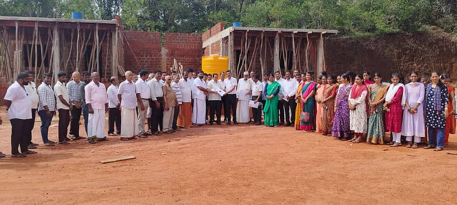 ಯಳಜಿತ್ ಸರ್ಕಾರಿ ಹಿರಿಯ ಪ್ರಾಥಮಿಕ ಶಾಲೆಗೆ ಬೆಂಗಳೂರಿನ ರಮಣಶ್ರೀ ಗ್ರೂಪ್ನ ಅಧ್ಯಕ್ಷ ಎಸ್. ಷಡಕ್ಷರಿ ಭೇಟಿ ನೀಡಿ ನಿರ್ಮಾಣ ಹಂತದಲ್ಲಿರುವ ರಂಗಮAದಿರ ಹಾಗೂ ಎರಡು ತರಗತಿ ಕೋಣೆಗಳನ್ನು ವೀಕ್ಷಿಸಿದರು.