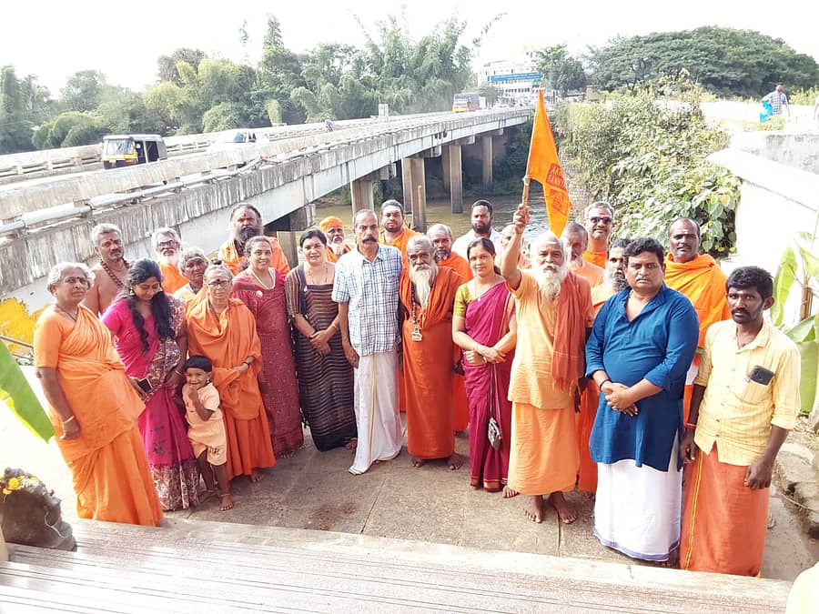 ಸಾಧುಸಂತರ ನದಿ ಸಂರಕ್ಷಣೆ ಬಗ್ಗೆ ಜಾಗೃತಿ ತಂಡ ಕುಶಾಲನಗರಕ್ಕೆ ಶನಿವಾರ ಆಗಮಿಸಿದಾಗ ಕಾವೇರಿ ನದಿ ಸ್ವಚ್ಛತಾ ಆಂದೋಲನ ಸಮಿತಿಯ ಪ್ರಮುಖರು ಸ್ವಾಗತ ಕೋರಿದರು