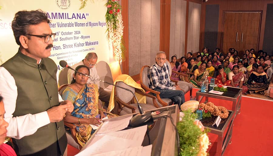ಮೈಸೂರಿನಲ್ಲಿ ಆಶೋದಯ ಸಮಿತಿಯು ಶನಿವಾರ ಏರ್ಪಡಿಸಿದ್ದ ಪರಿಶಿಷ್ಟ ಜಾತಿ ಲೈಂಗಿಕ ಕಾರ್ಯಕರ್ತೆಯರ ಮತ್ತು ಅಪಾಯದ ಅಂಚಿನಲ್ಲಿರುವ ಮಹಿಳೆಯರ ಸಮ್ಮಿಲನ ಕಾರ್ಯಕ್ರಮದಲ್ಲಿ ಕಿಶೋರ ಮಕ್ವಾನಾ ಮಾತನಾಡಿದರು. ಲಕ್ಷ್ಮಿ, ವೇಣುಕುಮಾರ್ ಭಾಗವಹಿಸಿದ್ದರು