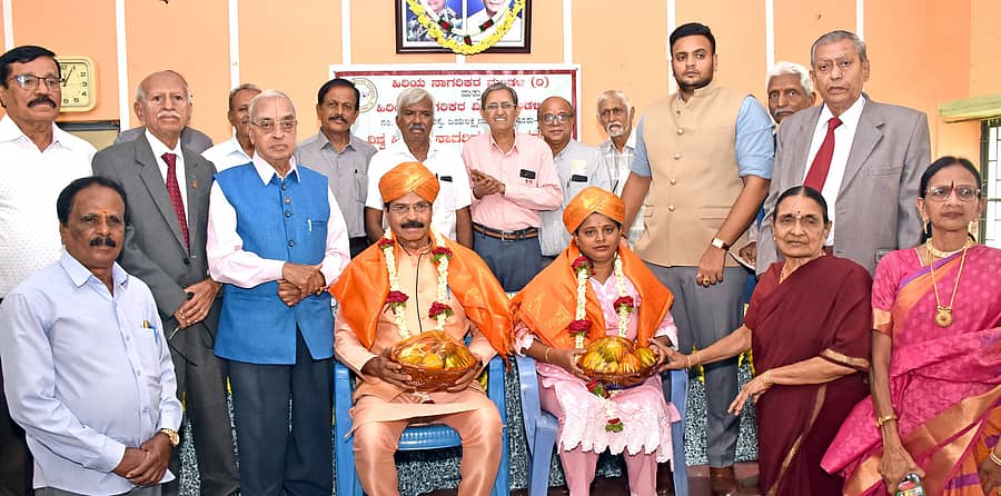 ಮೈಸೂರಿನ ಹಿರಿಯ ನಾಗರಿಕ ಮಂಡಳಿ ಮತ್ತು ಹಿರಿಯ ನಾಗರಿಕರ ವಿಶ್ವಸ್ಥ ಮಂಡಳಿಯು ಶನಿವಾರ ಆಯೋಜಿಸಿದ್ದ ಹಿರಿಯ ನಾಗರಿಕರ ದಿನಾಚರಣೆಯಲ್ಲಿ ಸಂಸದ ಯದುವೀರ್ ಕೃಷ್ಣದತ್ತ ಚಾಮರಾಜ ಒಡೆಯರ್ ಅವರು ಮಡ್ಡೀಕೆರೆ ಗೋಪಾಲ್ ಹಾಗೂ ಸುಷ್ಮಾ ರವಿಕುಮಾರ್ ಅವರನ್ನು ಸನ್ಮಾನಿಸಿದರು