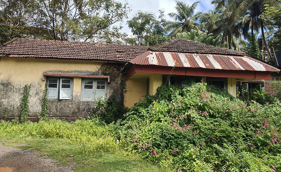 ಕಾರವಾರದ ವಿವೇಕಾನಂದ ನಗರದ ಬಳಿ ಬಳಕೆಯಾಗದೆ ಇರುವ ತಾಲ್ಲೂಕು ಪಂಚಾಯಿತಿ ಅಧಿಕಾರಿಗಳ ವಸತಿಗೃಹದ ಕಟ್ಟಡದ ತುಂಬ ಗಿಡಗಂಟಿ ಬೆಳೆದು ನಿಂತಿದೆ