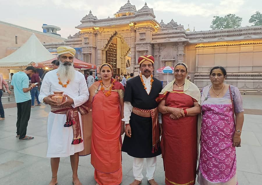 ಕಾಶಿ ವಿಶ್ವನಾಥನಿಗೆ ಕಾವೇರಿ ತೀರ್ಥ ಅರ್ಪಿಸಿದ ಅಜ್ಜಿಕುಟ್ಟೀರ ಪೃಥ್ವಿ, ಗಾನ ಸುಬ್ಬಯ್ಯ, ಅಜ್ಜಿಕುಟ್ಟೀರ, ಮಾದಯ್ಯ, ಕಸ್ತೂರಿ ಮಾದಯ್ಯ ಮಾಚಿಮಂಡ ಯಶೋಧ ತಿಮ್ಮಯ್ಯ ಚಿತ್ರದಲ್ಲಿದ್ದಾರ