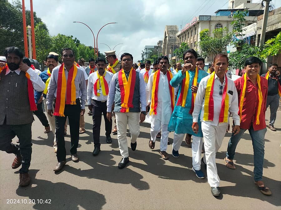 ವಿಜಯಪುರ ಜಿಲ್ಲೆಯಲ್ಲಿ ಕಡ್ಡಾಯವಾಗಿ ಕನ್ನಡ ನಾಮಫಲಕ ಅಳವಡಿಸುವ ಕುರಿತು ಸಾರ್ವಜನಿಕರಲ್ಲಿ ಜಾಗೃತಿ ಮೂಡಿಸಲು ಜಿಲ್ಲಾಧಿಕಾರಿ ಟಿ.ಭೂಬಾಲನ್ ನೇತೃತ್ವದಲ್ಲಿ ವಿವಿಧ ಇಲಾಖೆ ಅಧಿಕಾರಿಗಳು, ವಿವಿಧ ಕನ್ನಡ ಪರ ಸಂಘಟನೆಗಳೊಂದಿಗೆ ಭಾನುವಾರ ಜಾಗೃತಿ ಜಾಥಾ ನಡೆಯಿತು