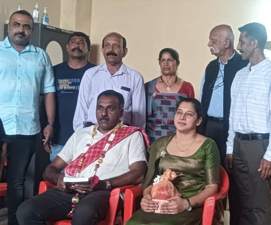 ವಿರಾಜಪೇಟೆ ಸಮೀಪದ ಅರಮೇರಿ ಗ್ರಾಮದ ಎಂಟುಮಾಣಿಕೇರಿ ಶ್ರೀ ಕಾವೇರಿ ಸಂಘದ 5ನೇ ವಾರ್ಷಿಕ ಮಹಾಸಭೆಯಲ್ಲಿ ಕೆ.ಡಿ.ಸಿ.ಸಿ ಬ್ಯಾಂಕ್ನ ನಿರ್ದೇಶಕರಾಗಿ ಆಯ್ಕೆಯಾದ ಪೂಳಂಡ ಪಿ ವಿನು ಪೆಮ್ಮಯ್ಯ ಅವರನ್ನು ಸನ್ಮಾನಿಸಲಾಯಿತು