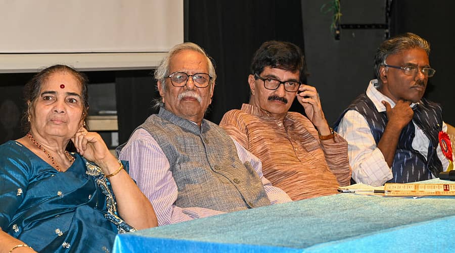 <div class="paragraphs"><p>ಸಂಗೀತ ಸಾಮ್ರಾಟ್ ವಿಜಯಭಾಸ್ಕರ್ ಜನ್ಮ ಶತಮಾನೋತ್ಸವ ಭಾನುವಾರ ಆಯೋಜಿಸಿದ್ದ ‘ಚಿತ್ರರಂಗಕ್ಕೆ ವಿಜಯಭಾಸ್ಕರ್ ಅವರ ಕೊಡುಗೆಗಳು’ ಎಂಬ ಗೋಷ್ಠಿಯಲ್ಲಿ ಬಿ.ಕೆ. ಸುಮಿತ್ರಾ, ದೊಡ್ಡರಂಗೇಗೌಡ, ಚಿದಂಬರ ಕಾಕತ್ಕರ್ ಮತ್ತು ಎನ್.ಎಸ್ ಶ್ರೀಧರ್ ಮೂರ್ತಿ ಪಾಲ್ಗೊಂಡಿದ್ದರು </p></div>