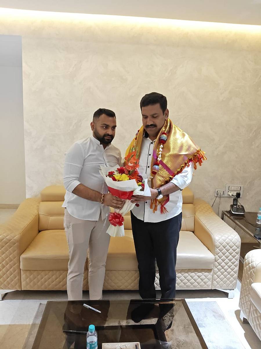 ಶಿಗ್ಗಾವಿ ಕ್ಷೇತ್ರದ ಅಭ್ಯರ್ಥಿ ಭರತ್ ಬೊಮ್ಮಾಯಿ ಅವರು ಬಿಜೆಪಿ ರಾಜ್ಯ ಘಟಕದ ಅಧ್ಯಕ್ಷ ಬಿ.ವೈ.ವಿಜಯೇಂದ್ರ ಅವರನ್ನು ಭೇಟಿ ಮಾಡಿದರು.