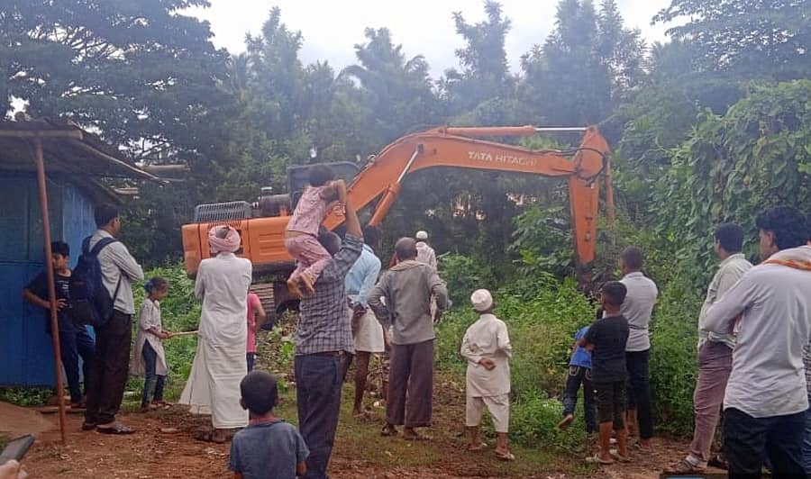 ಸಾಸ್ವೆಹಳ್ಳಿ ಗ್ರಾಮದಲ್ಲಿ ರಾಜಕಾಲುವೆಯಲ್ಲಿ ತಿಂಬಿದ್ದ ಕಸವನ್ನು ಜೆಸಿಬಿ ಮೂಲಕ ತೆಗೆಯಿಸಲಾಯಿತು