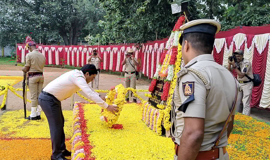 ಚನ್ನಪಟ್ಟಣದ ಜಿಲ್ಲಾ ಸಶಸ್ತ್ರ ಮೀಸಲು ಪಡೆ ಮೈದಾನದಲ್ಲಿ ಏರ್ಪಡಿಸಿದ್ದ ಪೊಲೀಸ್ ಹುತಾತ್ಮರ ದಿನಾಚರಣೆಯಲ್ಲಿ ಜಿಲ್ಲಾಧಿಕಾರಿ ಯಶವಂತ್ ಜಿ. ಗುರುಕರ್ ಅವರು ಹುತಾತ್ಮ ಪೊಲೀಸರ ಸ್ಮಾರಕಕ್ಕೆ ಪುಪ್ಪ ನಮನ ಸಲ್ಲಿಸಿದರು