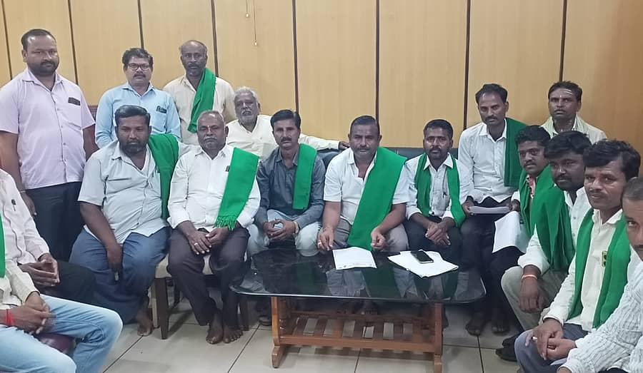 ಕಬ್ಬಿನ ದರ ನಿಗದಿಗೊಳಿಸುವ ಕುರಿತಂತೆ ಮುಂಡರಗಿ ತಾಲ್ಲೂಕಿನ ವಿವಿಧ ರೈತ ಸಂಘಟನೆಗಳ ಮುಖಂಡರು ಪಟ್ಟಣದಲ್ಲಿ ಪೂರ್ವಭಾವಿ ಸಭೆ ನಡೆಸಿದರು