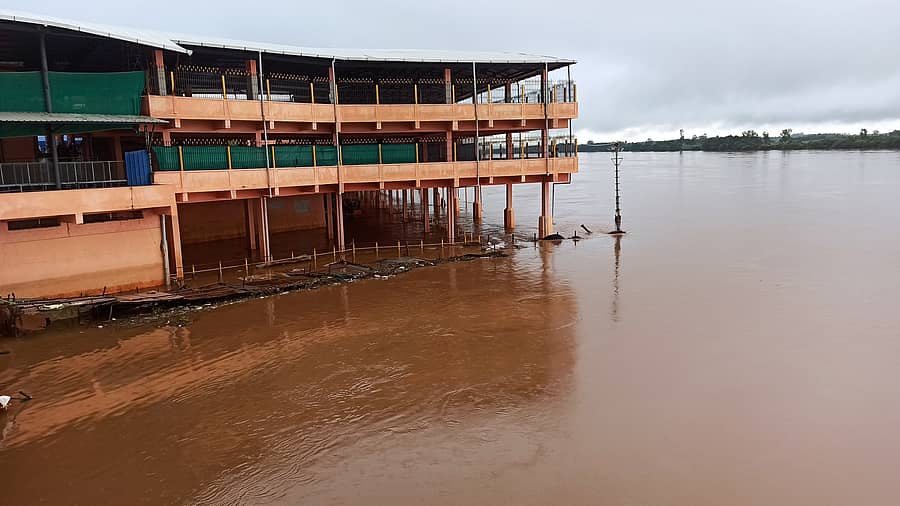 ಕಡರನಾಯ್ಕನಹಳ್ಳಿ ಸಮೀಪದ ಉಕ್ಕಡಗಾತ್ರಿ ಅಜ್ಜಯ್ಯನ ದೇವಸ್ಥಾನದ ಸ್ನಾನ ಘಟ್ಟ ಮತ್ತು ಅಂಗಡಿಗಳು ಜಲಾವೃತವಾಗಿರುವ ದೃಶ್ಯ