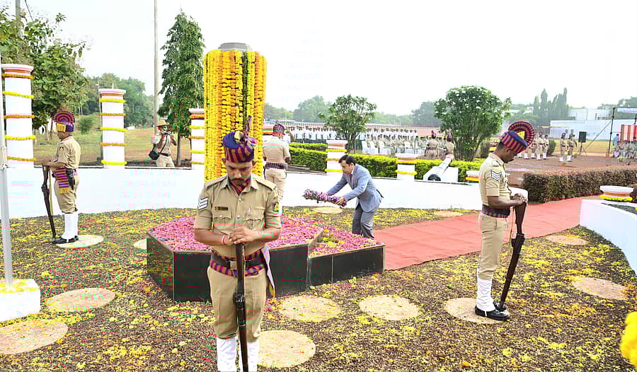 ಹೆಚ್ಚುವರಿ ಜಿಲ್ಲಾ ಮತ್ತು ಸತ್ರ ನ್ಯಾಯಾಧೀಶ ಸಚಿನ್ ಕೌಶಿಕ್ ಆರ್.ಎನ್. ಅವರು ಬೀದರ್ನ ಪೊಲೀಸ್ ಕವಾಯತು ಮೈದಾನದಲ್ಲಿ ಸೋಮವಾರ ಪೊಲೀಸ್ ಹುತಾತ್ಮ ಸ್ಮಾರಕಕ್ಕೆ ಹೂದಂಡೆ ಅರ್ಪಿಸಿ ಗೌರವ ಸಲ್ಲಿಸಿದರು
