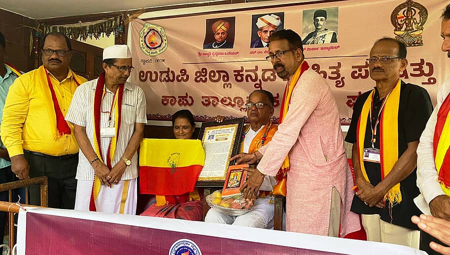 ಕಸಾಪ ಕಾಪು ಹಿರಿಯ ಸಮಾಜ ಸೇವಕ ಕಾಪು ಕಲ್ಯಾ ನಿವಾಸಿ ದೇವದಾಸ್ ಶೆಟ್ಟಿ ಇವರಿಗೆ ಉಡುಪಿ ಜಿಲ್ಲಾ ಕನ್ನಡ ಸಾಹಿತ್ಯ ಪರಿಷತ್ತು ಮತ್ತು ಕಸಾಪ ಕಾಪು ಘಟಕದ ಸಹಭಾಗಿತ್ವದಲ್ಲಿ "ಹಿರಿಯರೆಡೆಗೆ ಸಾಹಿತ್ಯದ ನಡಿಗೆ" ಕಾರ್ಯಕ್ರಮದಡಿಯಲ್ಲಿ ಸನ್ಮಾನಿಸಲಾಯಿತು.